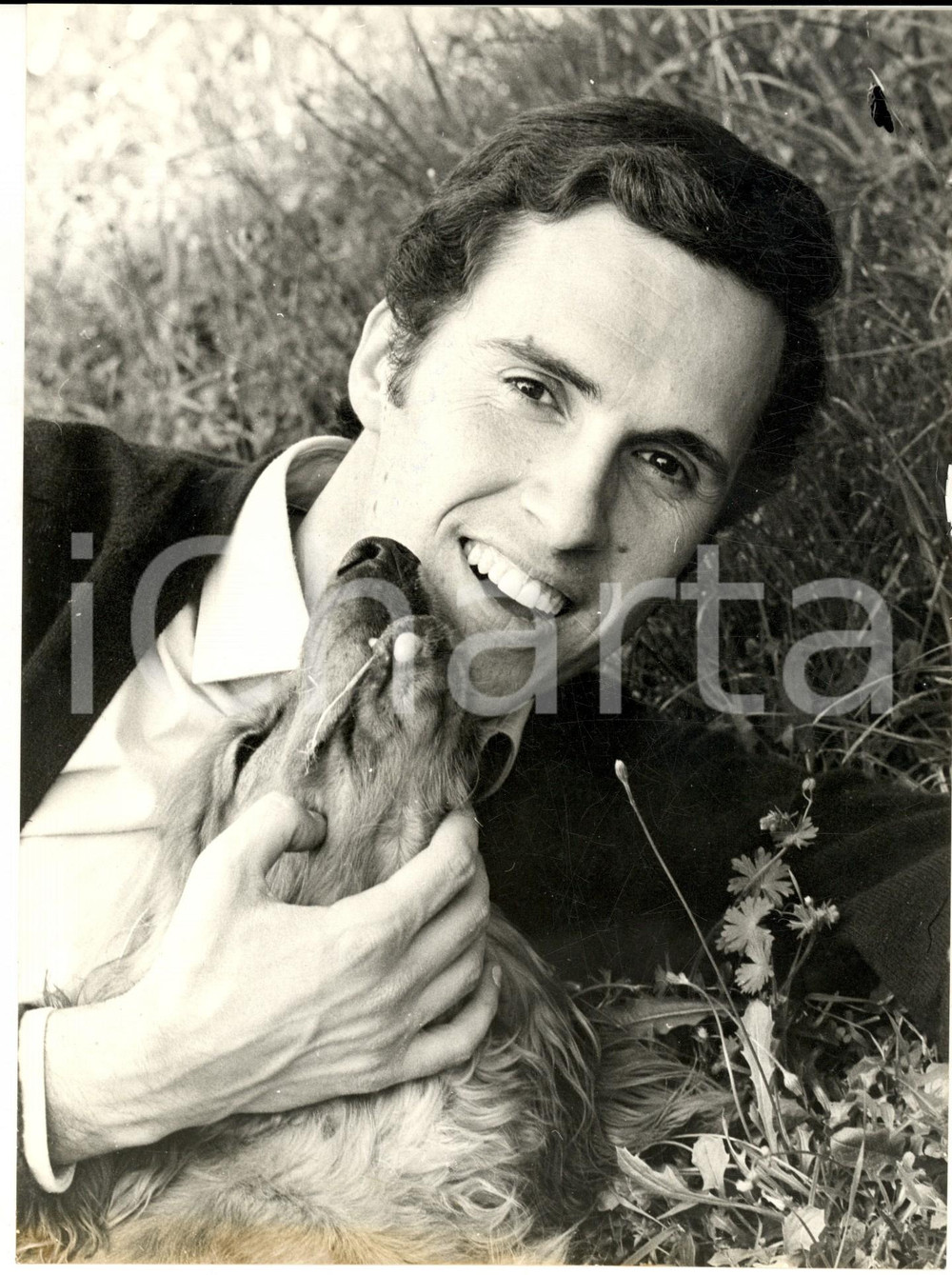 1970 ca COSTUME Ritratto di Riccardo DEL TURCO con un cane - Foto 18x24 (7) Fotografia di agenzia.CONDIZIONI: G (ma alone al margine inferiore)FORMATO: 18x24 cm    originale e autentica 1