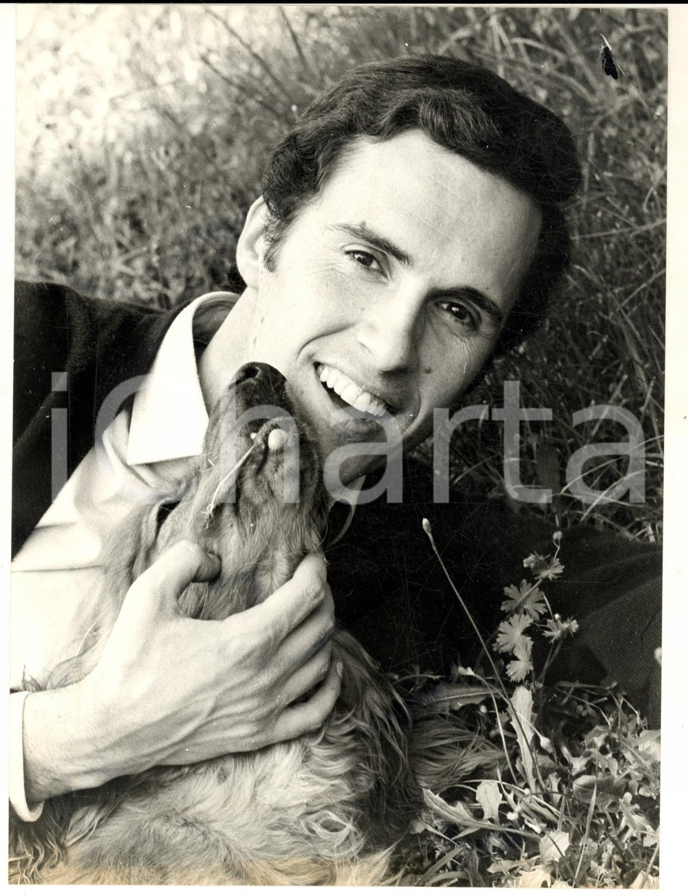 1970 ca COSTUME Ritratto di Riccardo DEL TURCO con un cane - Foto 18x24 (6) Fotografia di agenzia.CONDIZIONI: G (ma alone al margine inferiore)FORMATO: 18x24 cm    originale e autentica 1