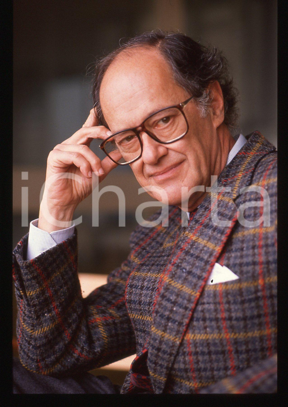 35mm vintage slide *1995 ca CINEMA Ugo GREGORETTI - Ritratto regista 1  Diapositiva d'epoca, in formato 35 mm. CONDIZIONI: GOOD Tutti i diritti riservati.E' severamente vietata la riproduzione. ICharta mette in vendita, sul negozio eBay e in esclusiva sul sito "icharta" il proprio archivio composto da numerose diapositive e negativi fotografici d'epoca, tutti originali e autentici, che attraversano la storia del costume italiano tra gli la fine degli anni Sessanta e Novanta.Si tratta di uno sguardo inedito sull'attualit&agrave;, la politica, la vita quotidiana, il gossip e la cultura, che fotografa il cambiamento della nazione in quest'ultimo scorcio del XX secolo. Un'occasione unica per il mercato del collezionismo, che vede finalmente disponibile un archivio eccezionale per vastit&agrave;, tematiche e condizioni, in un settore (il negativo fotografico e la diapositiva) di assoluta novit&agrave; e dalle interessanti prospettive di investimento.New layer...  originale e autentica 1