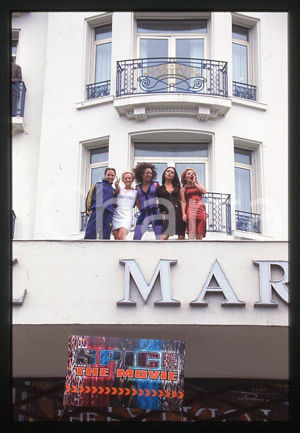 1997 CANNES - SPICE GIRLS Geri HALLIWELL Victoria BECKHAM 35 mm vintage slide 7 Diapositiva d'epoca, in formato 35 mm.Nella diapositiva compaiono inoltre Emma Bunton, Mel B e Mel C. CONDIZIONI: GOODE' severamente vietata la riproduzione. Tutti i diritti sono riservati.Nella diapositiva ICharta mette in vendita, sul negozio eBay e in esclusiva sul sito "icharta" il proprio archivio composto da numerose diapositive e negativi fotografici d'epoca, tutti originali e autentici, che attraversano la storia del costume italiano tra gli la fine degli anni Sessanta e Novanta.Si tratta di uno sguardo inedito sull'attualità , la politica, la vita quotidiana, il gossip e la cultura, che fotografa il cambiamento della nazione in quest'ultimo scorcio del XX secolo. Un'occasione unica per il mercato del collezionismo, che vede finalmente disponibile un archivio eccezionale per vastità , tematiche e condizioni, in un settore (il negativo fotografico e la diapositiva) di assoluta novità e dalle interessanti prospettive di investimento.  GOOD/buono   originale e autentica 1