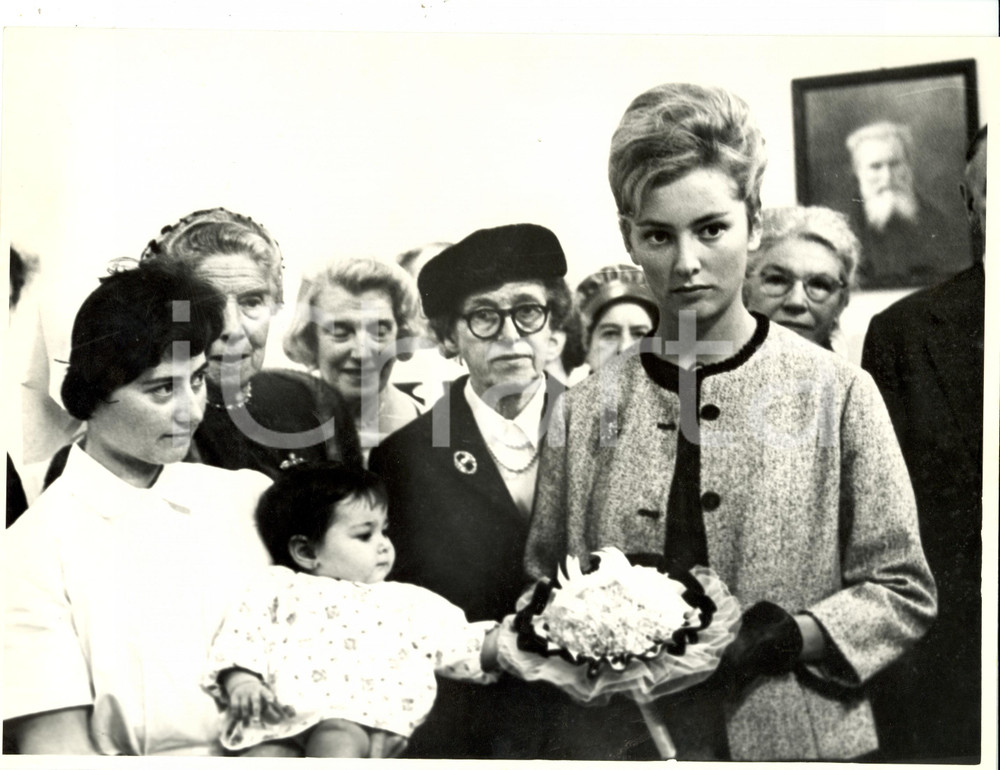 Fotografia d epoca originale 1960 ca BRUXELLES Principessa Paola BELGIO visita asilo quartiere LES MAROLLES 2 1