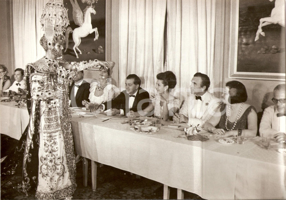 Fotografia d epoca originale 1964 CARNEVALE RIO DE JANEIRO Elsa MARTINELLI Porfirio RUBIROSA nella giuria 2 1