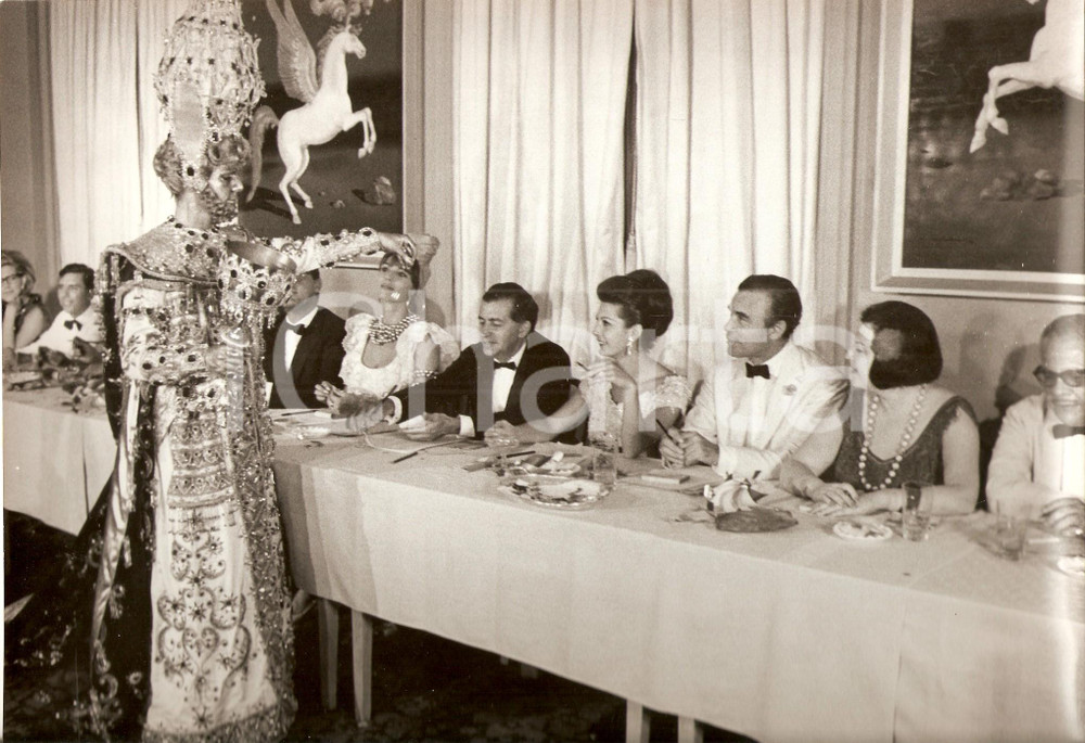 Fotografia d epoca originale 1964 CARNEVALE RIO DE JANEIRO Elsa MARTINELLI Porfirio RUBIROSA nella giuria 3 1