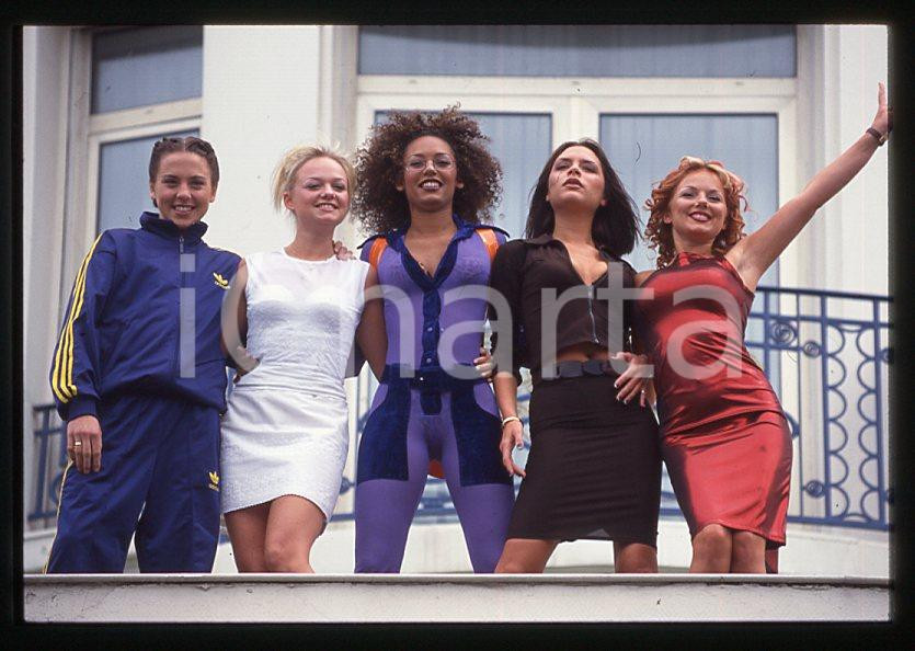 1997 CANNES - SPICE GIRLS Geri HALLIWELL Victoria BECKHAM 35 mm vintage slide 30 Diapositiva d'epoca, in formato 35 mm.Nella diapositiva compaiono inoltre Emma Bunton, Mel B e Mel C. CONDIZIONI: GOODE' severamente vietata la riproduzione. Tutti i diritti sono riservati.Nella diapositiva ICharta mette in vendita, sul negozio eBay e in esclusiva sul sito "icharta" il proprio archivio composto da numerose diapositive e negativi fotografici d'epoca, tutti originali e autentici, che attraversano la storia del costume italiano tra gli la fine degli anni Sessanta e Novanta.Si tratta di uno sguardo inedito sull'attualità , la politica, la vita quotidiana, il gossip e la cultura, che fotografa il cambiamento della nazione in quest'ultimo scorcio del XX secolo. Un'occasione unica per il mercato del collezionismo, che vede finalmente disponibile un archivio eccezionale per vastità , tematiche e condizioni, in un settore (il negativo fotografico e la diapositiva) di assoluta novità e dalle interessanti prospettive di investimento.  GOOD/buono   originale e autentica 1