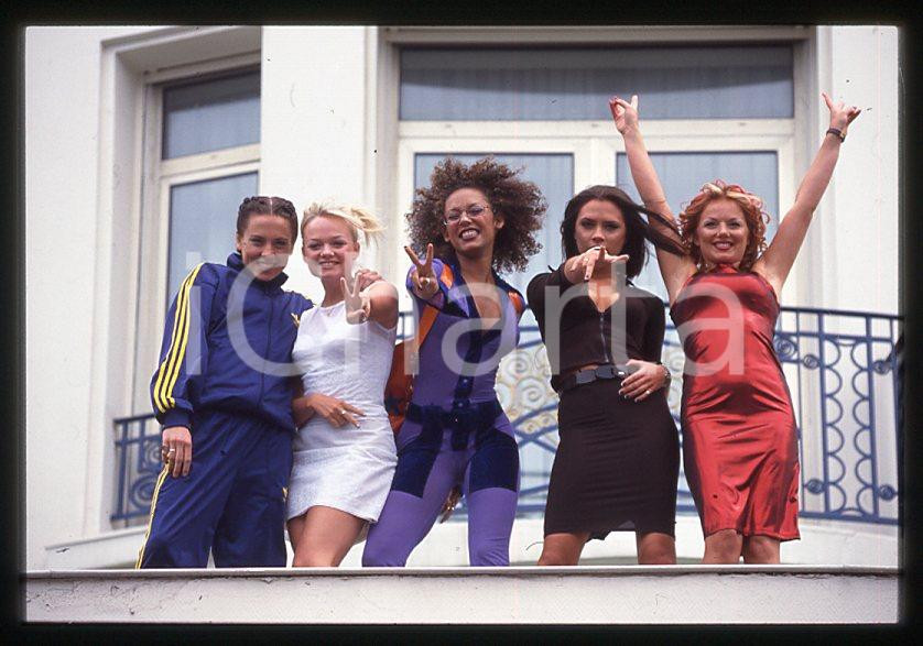 1997 CANNES - SPICE GIRLS Geri HALLIWELL Victoria BECKHAM 35 mm vintage slide 41 Diapositiva d'epoca, in formato 35 mm.Nella diapositiva compaiono inoltre Emma Bunton, Mel B e Mel C. CONDIZIONI: GOODE' severamente vietata la riproduzione. Tutti i diritti sono riservati.Nella diapositiva ICharta mette in vendita, sul negozio eBay e in esclusiva sul sito "icharta" il proprio archivio composto da numerose diapositive e negativi fotografici d'epoca, tutti originali e autentici, che attraversano la storia del costume italiano tra gli la fine degli anni Sessanta e Novanta.Si tratta di uno sguardo inedito sull'attualità , la politica, la vita quotidiana, il gossip e la cultura, che fotografa il cambiamento della nazione in quest'ultimo scorcio del XX secolo. Un'occasione unica per il mercato del collezionismo, che vede finalmente disponibile un archivio eccezionale per vastità , tematiche e condizioni, in un settore (il negativo fotografico e la diapositiva) di assoluta novità e dalle interessanti prospettive di investimento.  GOOD/buono   originale e autentica 1