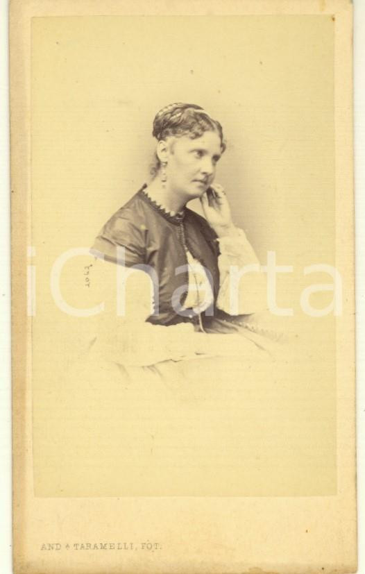 1875 ca BERGAMO Nobildonna di profilo - Ritratto - Foto TARAMELLI CDV Fotografia d'epoca, montata su cartoncino morbido.FOTOGRAFO: Andrea Taramelli - Bergamo, contrada S. Bartolomeo 1147 GOOD/buono  Formato: 6x10 cm originale e autentica 1