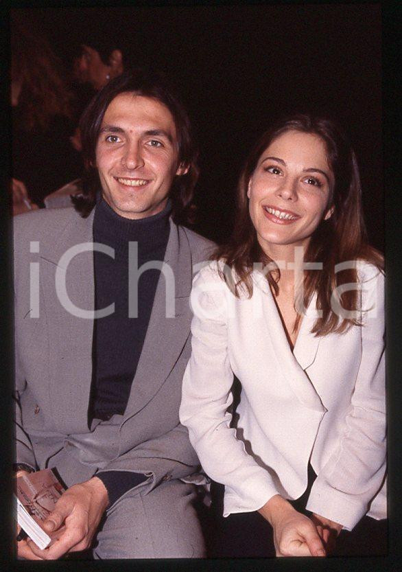 1995 ca ITALIA - COSTUME Naike RIVELLI - 35 mm vintage slide Diapositiva d'epoca, in formato 35 mm.CONDIZIONI: GOODE' severamente vietata la riproduzione. Tutti i diritti sono riservati.Nella diapositiva ICharta mette in vendita, sul negozio eBay e in esclusiva sul sito "icharta" il proprio archivio composto da numerose diapositive e negativi fotografici d'epoca, tutti originali e autentici, che attraversano la storia del costume italiano tra gli la fine degli anni Sessanta e Novanta.Si tratta di uno sguardo inedito sull'attualità , la politica, la vita quotidiana, il gossip e la cultura, che fotografa il cambiamento della nazione in quest'ultimo scorcio del XX secolo. Un'occasione unica per il mercato del collezionismo, che vede finalmente disponibile un archivio eccezionale per vastità , tematiche e condizioni, in un settore (il negativo fotografico e la diapositiva) di assoluta novità e dalle interessanti prospettive di investimento.  GOOD/buono   originale e autentica 1