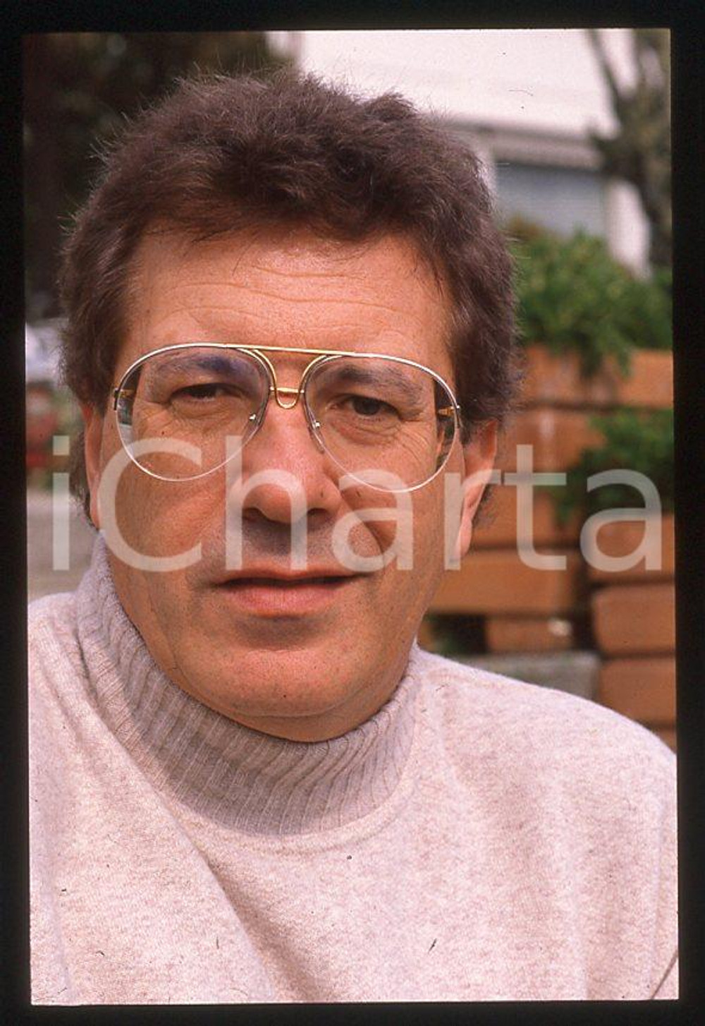 1995 ca ITALIA - MUSICA Peppino DI CAPRI - 35 mm vintage slide Diapositiva d'epoca, in formato 35 mm.CONDIZIONI: GOODE' severamente vietata la riproduzione. Tutti i diritti sono riservati.Nella diapositiva ICharta mette in vendita, sul negozio eBay e in esclusiva sul sito "icharta" il proprio archivio composto da numerose diapositive e negativi fotografici d'epoca, tutti originali e autentici, che attraversano la storia del costume italiano tra gli la fine degli anni Sessanta e Novanta.Si tratta di uno sguardo inedito sull'attualità , la politica, la vita quotidiana, il gossip e la cultura, che fotografa il cambiamento della nazione in quest'ultimo scorcio del XX secolo. Un'occasione unica per il mercato del collezionismo, che vede finalmente disponibile un archivio eccezionale per vastità , tematiche e condizioni, in un settore (il negativo fotografico e la diapositiva) di assoluta novità e dalle interessanti prospettive di investimento.  GOOD/buono   originale e autentica 1