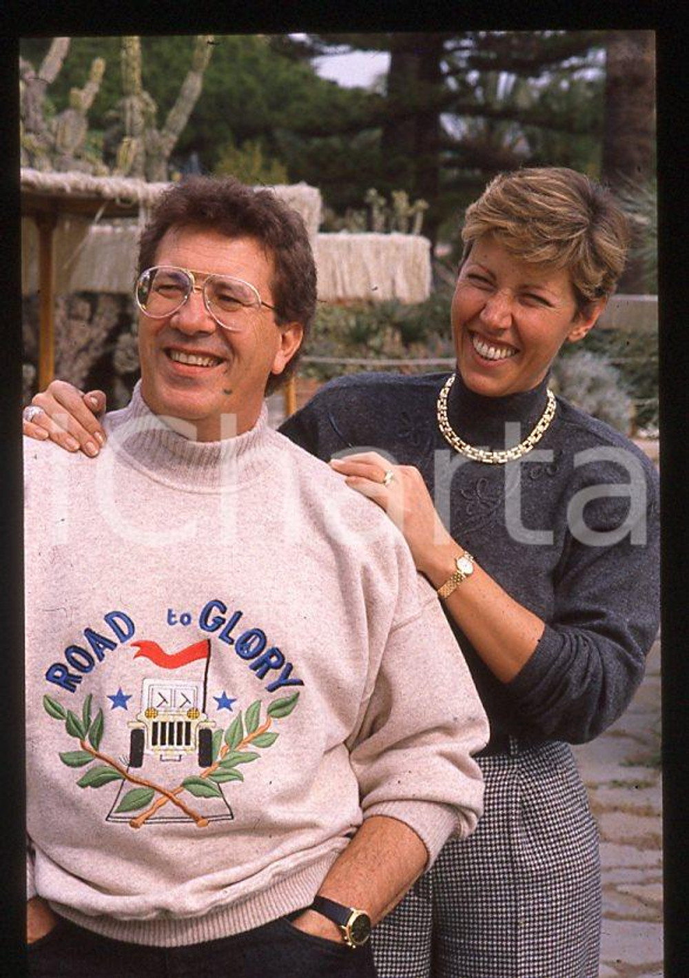 1995 ca ITALIA MUSICA Peppino DI CAPRI Giuliana GAGLIARDI 35 mm vintage slide Diapositiva d'epoca, in formato 35 mm.CONDIZIONI: GOODE' severamente vietata la riproduzione. Tutti i diritti sono riservati.Nella diapositiva ICharta mette in vendita, sul negozio eBay e in esclusiva sul sito "icharta" il proprio archivio composto da numerose diapositive e negativi fotografici d'epoca, tutti originali e autentici, che attraversano la storia del costume italiano tra gli la fine degli anni Sessanta e Novanta.Si tratta di uno sguardo inedito sull'attualità , la politica, la vita quotidiana, il gossip e la cultura, che fotografa il cambiamento della nazione in quest'ultimo scorcio del XX secolo. Un'occasione unica per il mercato del collezionismo, che vede finalmente disponibile un archivio eccezionale per vastità , tematiche e condizioni, in un settore (il negativo fotografico e la diapositiva) di assoluta novità e dalle interessanti prospettive di investimento.  GOOD/buono   originale e autentica 1