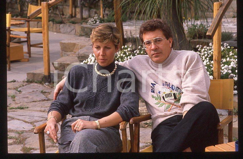 1995 ca ITALIA MUSICA Peppino DI CAPRI Giuliana GAGLIARDI 35 mm vintage slide 2 Diapositiva d'epoca, in formato 35 mm.CONDIZIONI: GOODE' severamente vietata la riproduzione. Tutti i diritti sono riservati.Nella diapositiva ICharta mette in vendita, sul negozio eBay e in esclusiva sul sito "icharta" il proprio archivio composto da numerose diapositive e negativi fotografici d'epoca, tutti originali e autentici, che attraversano la storia del costume italiano tra gli la fine degli anni Sessanta e Novanta.Si tratta di uno sguardo inedito sull'attualità , la politica, la vita quotidiana, il gossip e la cultura, che fotografa il cambiamento della nazione in quest'ultimo scorcio del XX secolo. Un'occasione unica per il mercato del collezionismo, che vede finalmente disponibile un archivio eccezionale per vastità , tematiche e condizioni, in un settore (il negativo fotografico e la diapositiva) di assoluta novità e dalle interessanti prospettive di investimento.  GOOD/buono   originale e autentica 1