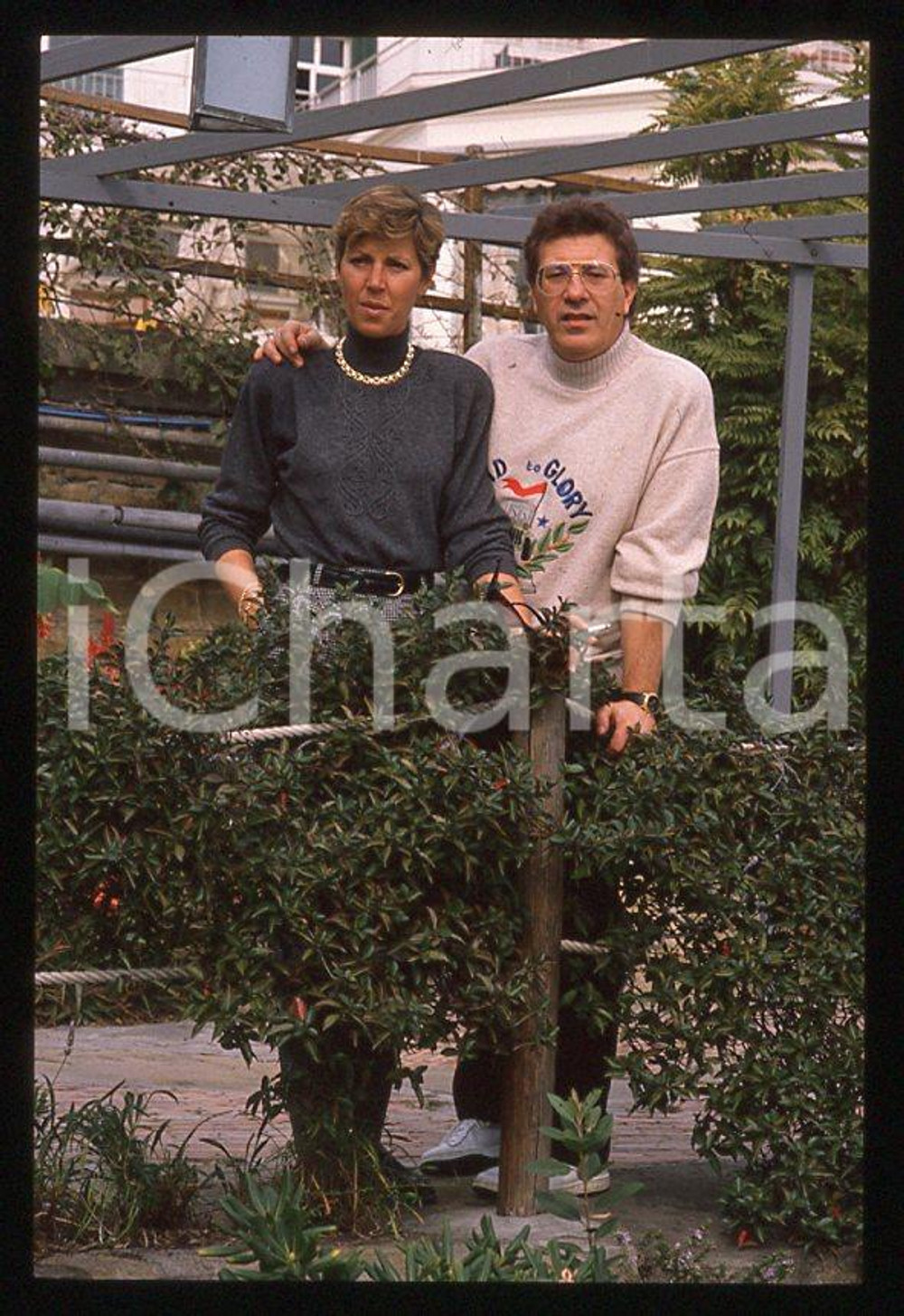 1995 ca ITALIA MUSICA Peppino DI CAPRI Giuliana GAGLIARDI 35 mm vintage slide 4 Diapositiva d'epoca, in formato 35 mm.CONDIZIONI: GOODE' severamente vietata la riproduzione. Tutti i diritti sono riservati.Nella diapositiva ICharta mette in vendita, sul negozio eBay e in esclusiva sul sito "icharta" il proprio archivio composto da numerose diapositive e negativi fotografici d'epoca, tutti originali e autentici, che attraversano la storia del costume italiano tra gli la fine degli anni Sessanta e Novanta.Si tratta di uno sguardo inedito sull'attualità , la politica, la vita quotidiana, il gossip e la cultura, che fotografa il cambiamento della nazione in quest'ultimo scorcio del XX secolo. Un'occasione unica per il mercato del collezionismo, che vede finalmente disponibile un archivio eccezionale per vastità , tematiche e condizioni, in un settore (il negativo fotografico e la diapositiva) di assoluta novità e dalle interessanti prospettive di investimento.  GOOD/buono   originale e autentica 1