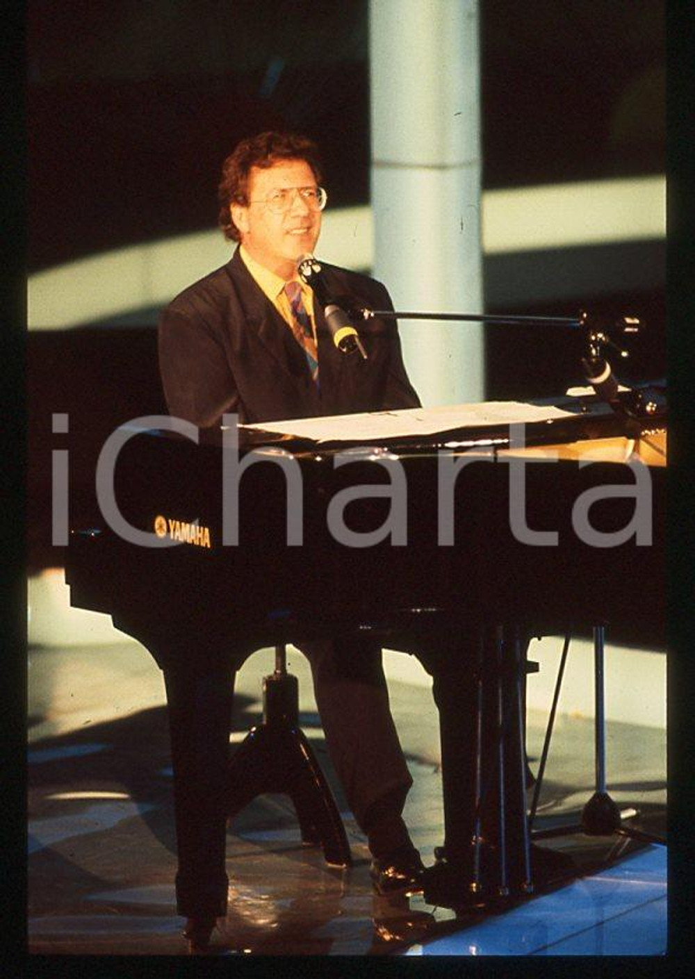 1990 ca ITALIA MUSICA Peppino DI CAPRI Concerto - 35 mm vintage slide Diapositiva d'epoca, in formato 35 mm.CONDIZIONI: GOODE' severamente vietata la riproduzione. Tutti i diritti sono riservati.Nella diapositiva ICharta mette in vendita, sul negozio eBay e in esclusiva sul sito "icharta" il proprio archivio composto da numerose diapositive e negativi fotografici d'epoca, tutti originali e autentici, che attraversano la storia del costume italiano tra gli la fine degli anni Sessanta e Novanta.Si tratta di uno sguardo inedito sull'attualità , la politica, la vita quotidiana, il gossip e la cultura, che fotografa il cambiamento della nazione in quest'ultimo scorcio del XX secolo. Un'occasione unica per il mercato del collezionismo, che vede finalmente disponibile un archivio eccezionale per vastità , tematiche e condizioni, in un settore (il negativo fotografico e la diapositiva) di assoluta novità e dalle interessanti prospettive di investimento.  GOOD/buono   originale e autentica 1