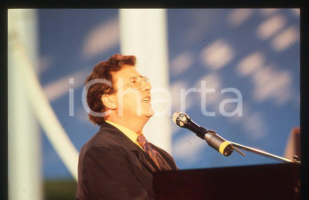 1990 ca ITALIA MUSICA Peppino DI CAPRI Concerto - 35 mm vintage slide (2) Diapositiva d'epoca, in formato 35 mm.CONDIZIONI: GOODE' severamente vietata la riproduzione. Tutti i diritti sono riservati.Nella diapositiva ICharta mette in vendita, sul negozio eBay e in esclusiva sul sito "icharta" il proprio archivio composto da numerose diapositive e negativi fotografici d'epoca, tutti originali e autentici, che attraversano la storia del costume italiano tra gli la fine degli anni Sessanta e Novanta.Si tratta di uno sguardo inedito sull'attualità , la politica, la vita quotidiana, il gossip e la cultura, che fotografa il cambiamento della nazione in quest'ultimo scorcio del XX secolo. Un'occasione unica per il mercato del collezionismo, che vede finalmente disponibile un archivio eccezionale per vastità , tematiche e condizioni, in un settore (il negativo fotografico e la diapositiva) di assoluta novità e dalle interessanti prospettive di investimento.  GOOD/buono   originale e autentica 1