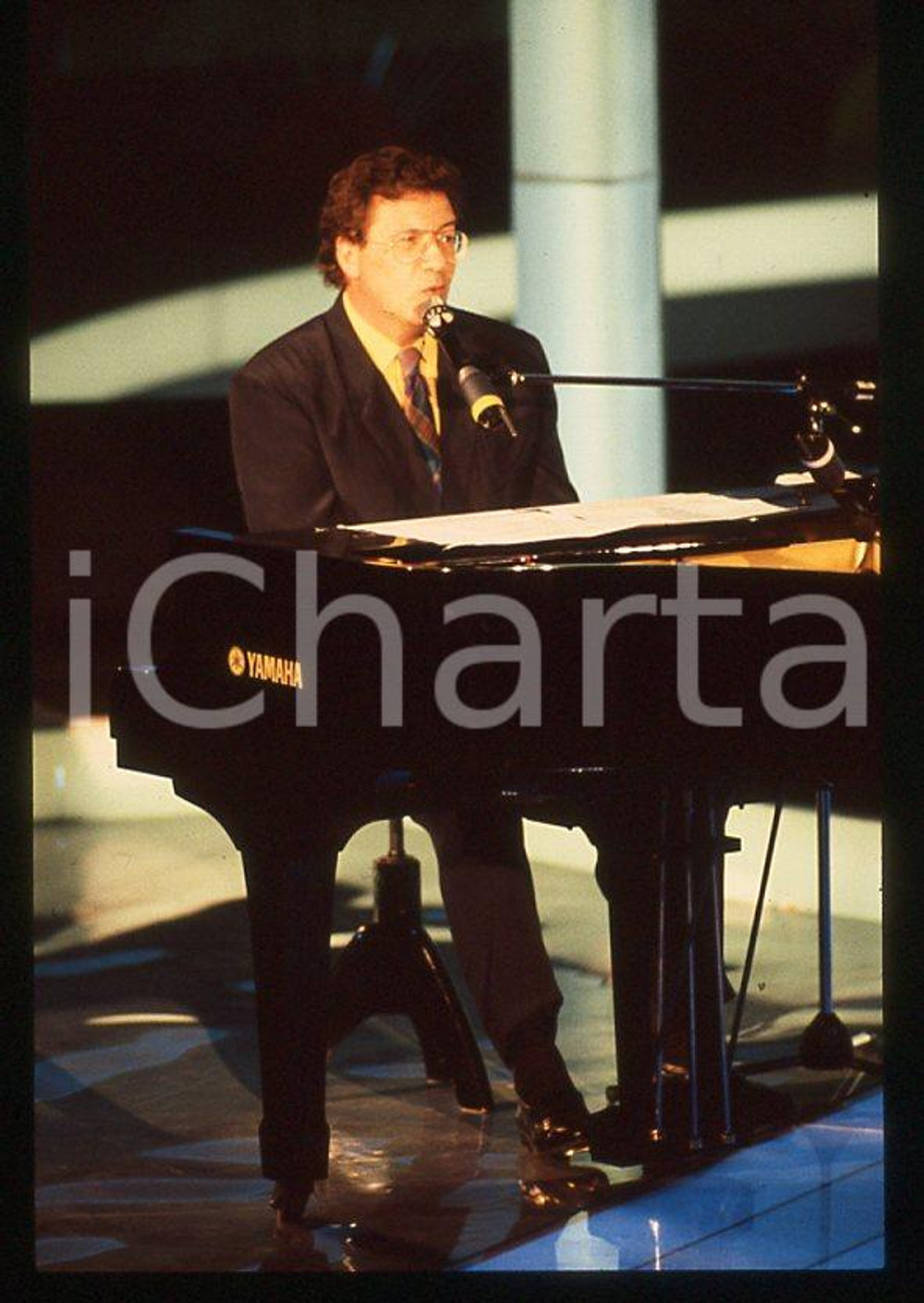 1990 ca ITALIA MUSICA Peppino DI CAPRI Concerto - 35 mm vintage slide (1) Diapositiva d'epoca, in formato 35 mm.CONDIZIONI: GOODE' severamente vietata la riproduzione. Tutti i diritti sono riservati.Nella diapositiva ICharta mette in vendita, sul negozio eBay e in esclusiva sul sito "icharta" il proprio archivio composto da numerose diapositive e negativi fotografici d'epoca, tutti originali e autentici, che attraversano la storia del costume italiano tra gli la fine degli anni Sessanta e Novanta.Si tratta di uno sguardo inedito sull'attualità , la politica, la vita quotidiana, il gossip e la cultura, che fotografa il cambiamento della nazione in quest'ultimo scorcio del XX secolo. Un'occasione unica per il mercato del collezionismo, che vede finalmente disponibile un archivio eccezionale per vastità , tematiche e condizioni, in un settore (il negativo fotografico e la diapositiva) di assoluta novità e dalle interessanti prospettive di investimento.  GOOD/buono   originale e autentica 1
