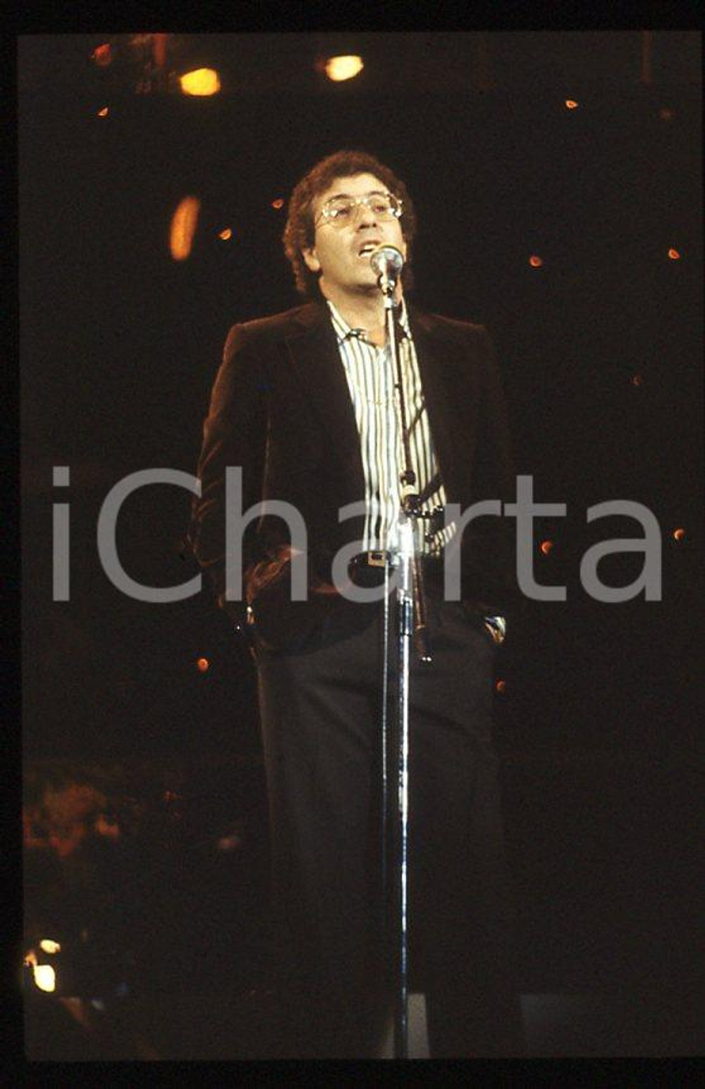 1985 ca ITALIA - MUSICA Peppino DI CAPRI Concerto - 35 mm vintage slide (1) Diapositiva d'epoca, in formato 35 mm.CONDIZIONI: GOODE' severamente vietata la riproduzione. Tutti i diritti sono riservati.Nella diapositiva ICharta mette in vendita, sul negozio eBay e in esclusiva sul sito "icharta" il proprio archivio composto da numerose diapositive e negativi fotografici d'epoca, tutti originali e autentici, che attraversano la storia del costume italiano tra gli la fine degli anni Sessanta e Novanta.Si tratta di uno sguardo inedito sull'attualità , la politica, la vita quotidiana, il gossip e la cultura, che fotografa il cambiamento della nazione in quest'ultimo scorcio del XX secolo. Un'occasione unica per il mercato del collezionismo, che vede finalmente disponibile un archivio eccezionale per vastità , tematiche e condizioni, in un settore (il negativo fotografico e la diapositiva) di assoluta novità e dalle interessanti prospettive di investimento.  GOOD/buono   originale e autentica 1