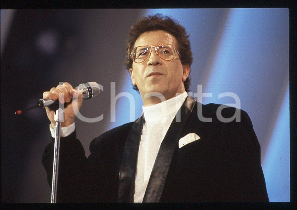 1995 ca ITALIA - MUSICA Peppino DI CAPRI Concerto - 35 mm vintage slide (2) Diapositiva d'epoca, in formato 35 mm.CONDIZIONI: GOODE' severamente vietata la riproduzione. Tutti i diritti sono riservati.Nella diapositiva ICharta mette in vendita, sul negozio eBay e in esclusiva sul sito "icharta" il proprio archivio composto da numerose diapositive e negativi fotografici d'epoca, tutti originali e autentici, che attraversano la storia del costume italiano tra gli la fine degli anni Sessanta e Novanta.Si tratta di uno sguardo inedito sull'attualità , la politica, la vita quotidiana, il gossip e la cultura, che fotografa il cambiamento della nazione in quest'ultimo scorcio del XX secolo. Un'occasione unica per il mercato del collezionismo, che vede finalmente disponibile un archivio eccezionale per vastità , tematiche e condizioni, in un settore (il negativo fotografico e la diapositiva) di assoluta novità e dalle interessanti prospettive di investimento.  GOOD/buono   originale e autentica 1