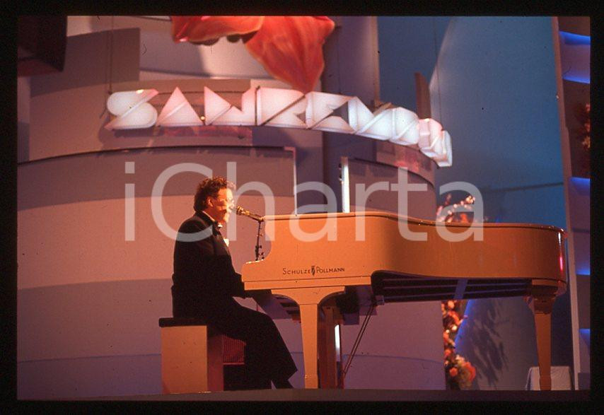 1989 FESTIVAL DI SANREMO Peppino DI CAPRI Concerto - 35 mm vintage slide Diapositiva d'epoca, in formato 35 mm.CONDIZIONI: GOODE' severamente vietata la riproduzione. Tutti i diritti sono riservati.Nella diapositiva ICharta mette in vendita, sul negozio eBay e in esclusiva sul sito "icharta" il proprio archivio composto da numerose diapositive e negativi fotografici d'epoca, tutti originali e autentici, che attraversano la storia del costume italiano tra gli la fine degli anni Sessanta e Novanta.Si tratta di uno sguardo inedito sull'attualità , la politica, la vita quotidiana, il gossip e la cultura, che fotografa il cambiamento della nazione in quest'ultimo scorcio del XX secolo. Un'occasione unica per il mercato del collezionismo, che vede finalmente disponibile un archivio eccezionale per vastità , tematiche e condizioni, in un settore (il negativo fotografico e la diapositiva) di assoluta novità e dalle interessanti prospettive di investimento.  GOOD/buono   originale e autentica 1