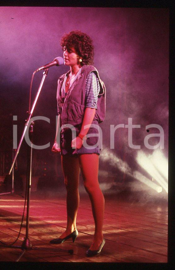 1985 ca ITALIA - MUSICA Marina FIORDALISO Concerto - 35 mm vintage slide (2) Diapositiva d'epoca, in formato 35 mm.CONDIZIONI: GOODE' severamente vietata la riproduzione. Tutti i diritti sono riservati.Nella diapositiva ICharta mette in vendita, sul negozio eBay e in esclusiva sul sito "icharta" il proprio archivio composto da numerose diapositive e negativi fotografici d'epoca, tutti originali e autentici, che attraversano la storia del costume italiano tra gli la fine degli anni Sessanta e Novanta.Si tratta di uno sguardo inedito sull'attualità , la politica, la vita quotidiana, il gossip e la cultura, che fotografa il cambiamento della nazione in quest'ultimo scorcio del XX secolo. Un'occasione unica per il mercato del collezionismo, che vede finalmente disponibile un archivio eccezionale per vastità , tematiche e condizioni, in un settore (il negativo fotografico e la diapositiva) di assoluta novità e dalle interessanti prospettive di investimento.  GOOD/buono   originale e autentica 1