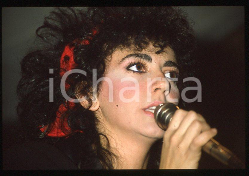 1985 ca ITALIA - MUSICA Marina FIORDALISO Concerto - 35 mm vintage slide (6) Diapositiva d'epoca, in formato 35 mm.CONDIZIONI: GOODE' severamente vietata la riproduzione. Tutti i diritti sono riservati.Nella diapositiva ICharta mette in vendita, sul negozio eBay e in esclusiva sul sito "icharta" il proprio archivio composto da numerose diapositive e negativi fotografici d'epoca, tutti originali e autentici, che attraversano la storia del costume italiano tra gli la fine degli anni Sessanta e Novanta.Si tratta di uno sguardo inedito sull'attualità , la politica, la vita quotidiana, il gossip e la cultura, che fotografa il cambiamento della nazione in quest'ultimo scorcio del XX secolo. Un'occasione unica per il mercato del collezionismo, che vede finalmente disponibile un archivio eccezionale per vastità , tematiche e condizioni, in un settore (il negativo fotografico e la diapositiva) di assoluta novità e dalle interessanti prospettive di investimento.  GOOD/buono   originale e autentica 1