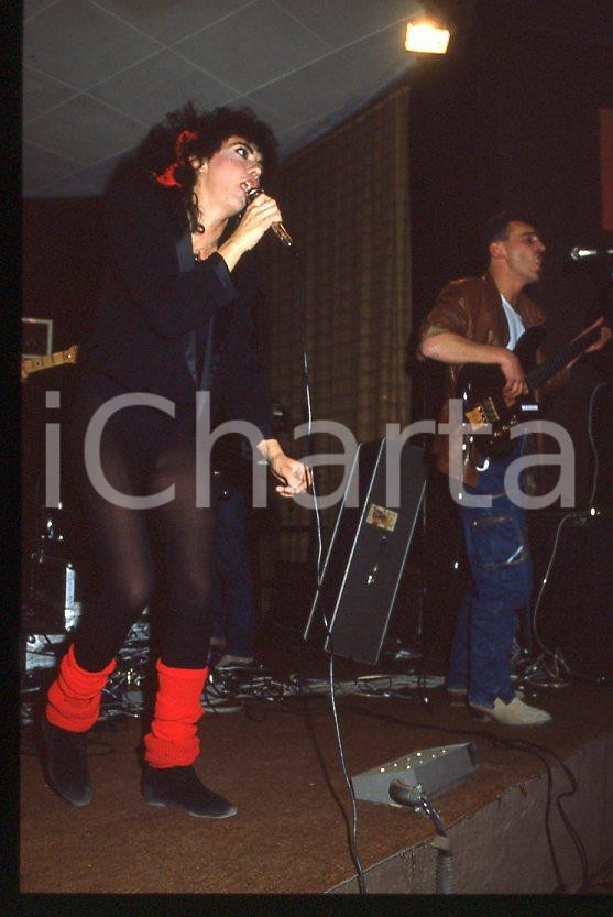 1985 ca ITALIA - MUSICA Marina FIORDALISO Concerto - 35 mm vintage slide (14) Diapositiva d'epoca, in formato 35 mm.CONDIZIONI: GOODE' severamente vietata la riproduzione. Tutti i diritti sono riservati.Nella diapositiva ICharta mette in vendita, sul negozio eBay e in esclusiva sul sito "icharta" il proprio archivio composto da numerose diapositive e negativi fotografici d'epoca, tutti originali e autentici, che attraversano la storia del costume italiano tra gli la fine degli anni Sessanta e Novanta.Si tratta di uno sguardo inedito sull'attualità , la politica, la vita quotidiana, il gossip e la cultura, che fotografa il cambiamento della nazione in quest'ultimo scorcio del XX secolo. Un'occasione unica per il mercato del collezionismo, che vede finalmente disponibile un archivio eccezionale per vastità , tematiche e condizioni, in un settore (il negativo fotografico e la diapositiva) di assoluta novità e dalle interessanti prospettive di investimento.  GOOD/buono   originale e autentica 1