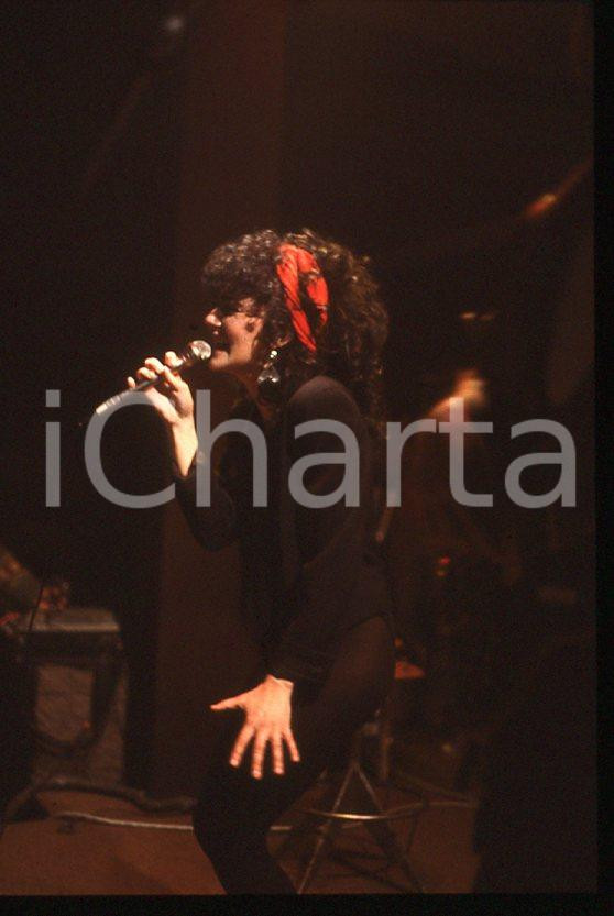 1985 ca ITALIA - MUSICA Marina FIORDALISO Concerto - 35 mm vintage slide (13) Diapositiva d'epoca, in formato 35 mm.CONDIZIONI: GOODE' severamente vietata la riproduzione. Tutti i diritti sono riservati.Nella diapositiva ICharta mette in vendita, sul negozio eBay e in esclusiva sul sito "icharta" il proprio archivio composto da numerose diapositive e negativi fotografici d'epoca, tutti originali e autentici, che attraversano la storia del costume italiano tra gli la fine degli anni Sessanta e Novanta.Si tratta di uno sguardo inedito sull'attualità , la politica, la vita quotidiana, il gossip e la cultura, che fotografa il cambiamento della nazione in quest'ultimo scorcio del XX secolo. Un'occasione unica per il mercato del collezionismo, che vede finalmente disponibile un archivio eccezionale per vastità , tematiche e condizioni, in un settore (il negativo fotografico e la diapositiva) di assoluta novità e dalle interessanti prospettive di investimento.  GOOD/buono   originale e autentica 1