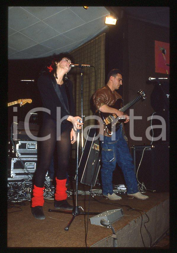 1985 ca ITALIA - MUSICA Marina FIORDALISO Concerto - 35 mm vintage slide (15) Diapositiva d'epoca, in formato 35 mm.CONDIZIONI: GOODE' severamente vietata la riproduzione. Tutti i diritti sono riservati.Nella diapositiva ICharta mette in vendita, sul negozio eBay e in esclusiva sul sito "icharta" il proprio archivio composto da numerose diapositive e negativi fotografici d'epoca, tutti originali e autentici, che attraversano la storia del costume italiano tra gli la fine degli anni Sessanta e Novanta.Si tratta di uno sguardo inedito sull'attualità , la politica, la vita quotidiana, il gossip e la cultura, che fotografa il cambiamento della nazione in quest'ultimo scorcio del XX secolo. Un'occasione unica per il mercato del collezionismo, che vede finalmente disponibile un archivio eccezionale per vastità , tematiche e condizioni, in un settore (il negativo fotografico e la diapositiva) di assoluta novità e dalle interessanti prospettive di investimento.  GOOD/buono   originale e autentica 1