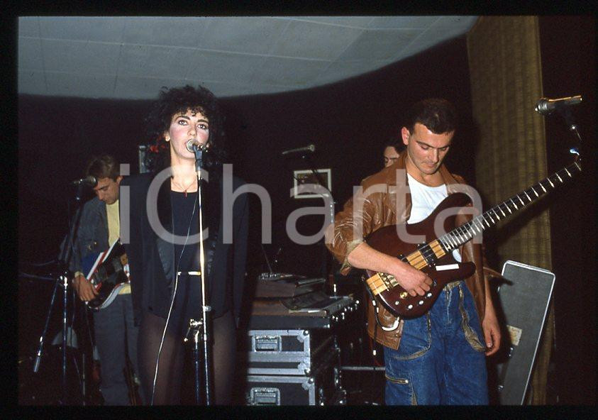 1985 ca ITALIA - MUSICA Marina FIORDALISO Concerto - 35 mm vintage slide (17) Diapositiva d'epoca, in formato 35 mm.CONDIZIONI: GOODE' severamente vietata la riproduzione. Tutti i diritti sono riservati.Nella diapositiva ICharta mette in vendita, sul negozio eBay e in esclusiva sul sito "icharta" il proprio archivio composto da numerose diapositive e negativi fotografici d'epoca, tutti originali e autentici, che attraversano la storia del costume italiano tra gli la fine degli anni Sessanta e Novanta.Si tratta di uno sguardo inedito sull'attualità , la politica, la vita quotidiana, il gossip e la cultura, che fotografa il cambiamento della nazione in quest'ultimo scorcio del XX secolo. Un'occasione unica per il mercato del collezionismo, che vede finalmente disponibile un archivio eccezionale per vastità , tematiche e condizioni, in un settore (il negativo fotografico e la diapositiva) di assoluta novità e dalle interessanti prospettive di investimento.  GOOD/buono   originale e autentica 1