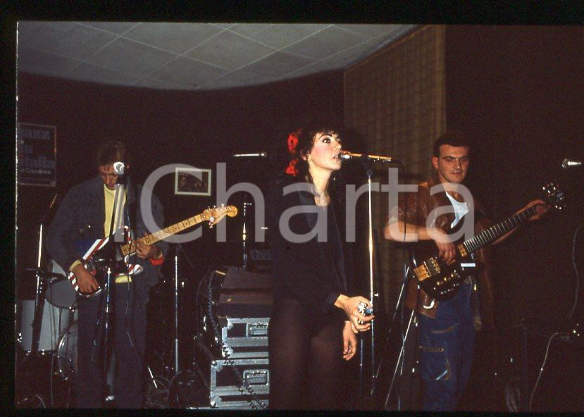 1985 ca ITALIA - MUSICA Marina FIORDALISO Concerto - 35 mm vintage slide (18) Diapositiva d'epoca, in formato 35 mm.CONDIZIONI: GOODE' severamente vietata la riproduzione. Tutti i diritti sono riservati.Nella diapositiva ICharta mette in vendita, sul negozio eBay e in esclusiva sul sito "icharta" il proprio archivio composto da numerose diapositive e negativi fotografici d'epoca, tutti originali e autentici, che attraversano la storia del costume italiano tra gli la fine degli anni Sessanta e Novanta.Si tratta di uno sguardo inedito sull'attualità , la politica, la vita quotidiana, il gossip e la cultura, che fotografa il cambiamento della nazione in quest'ultimo scorcio del XX secolo. Un'occasione unica per il mercato del collezionismo, che vede finalmente disponibile un archivio eccezionale per vastità , tematiche e condizioni, in un settore (il negativo fotografico e la diapositiva) di assoluta novità e dalle interessanti prospettive di investimento.  GOOD/buono   originale e autentica 1