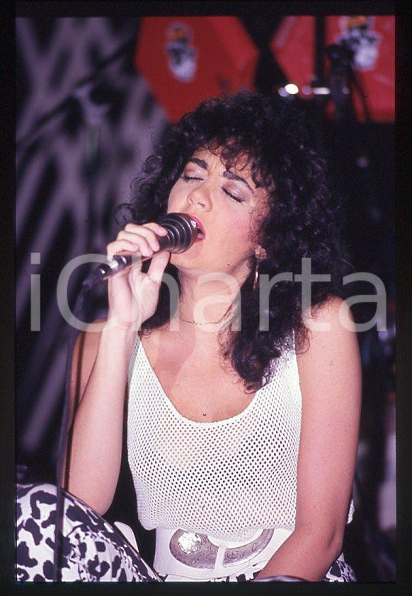 1985 ca ITALIA - MUSICA Marina FIORDALISO Concerto - 35 mm vintage slide (22) Diapositiva d'epoca, in formato 35 mm.CONDIZIONI: GOODE' severamente vietata la riproduzione. Tutti i diritti sono riservati.Nella diapositiva ICharta mette in vendita, sul negozio eBay e in esclusiva sul sito "icharta" il proprio archivio composto da numerose diapositive e negativi fotografici d'epoca, tutti originali e autentici, che attraversano la storia del costume italiano tra gli la fine degli anni Sessanta e Novanta.Si tratta di uno sguardo inedito sull'attualità , la politica, la vita quotidiana, il gossip e la cultura, che fotografa il cambiamento della nazione in quest'ultimo scorcio del XX secolo. Un'occasione unica per il mercato del collezionismo, che vede finalmente disponibile un archivio eccezionale per vastità , tematiche e condizioni, in un settore (il negativo fotografico e la diapositiva) di assoluta novità e dalle interessanti prospettive di investimento.  GOOD/buono   originale e autentica 1