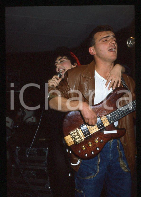 1985 ca ITALIA - MUSICA Marina FIORDALISO Concerto - 35 mm vintage slide (20) Diapositiva d'epoca, in formato 35 mm.CONDIZIONI: GOODE' severamente vietata la riproduzione. Tutti i diritti sono riservati.Nella diapositiva ICharta mette in vendita, sul negozio eBay e in esclusiva sul sito "icharta" il proprio archivio composto da numerose diapositive e negativi fotografici d'epoca, tutti originali e autentici, che attraversano la storia del costume italiano tra gli la fine degli anni Sessanta e Novanta.Si tratta di uno sguardo inedito sull'attualità , la politica, la vita quotidiana, il gossip e la cultura, che fotografa il cambiamento della nazione in quest'ultimo scorcio del XX secolo. Un'occasione unica per il mercato del collezionismo, che vede finalmente disponibile un archivio eccezionale per vastità , tematiche e condizioni, in un settore (il negativo fotografico e la diapositiva) di assoluta novità e dalle interessanti prospettive di investimento.  GOOD/buono   originale e autentica 1