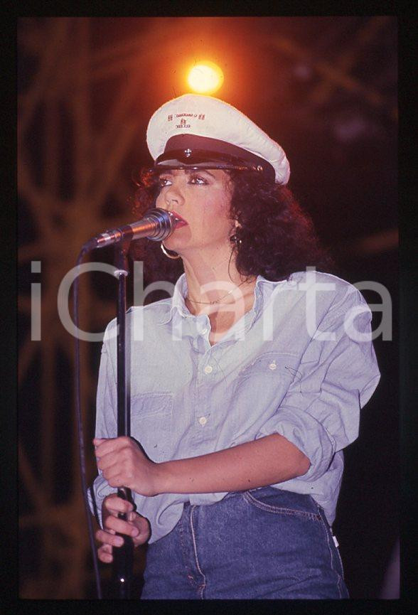 1985 ca ITALIA - MUSICA Marina FIORDALISO Concerto - 35 mm vintage slide (23) Diapositiva d'epoca, in formato 35 mm.CONDIZIONI: GOODE' severamente vietata la riproduzione. Tutti i diritti sono riservati.Nella diapositiva ICharta mette in vendita, sul negozio eBay e in esclusiva sul sito "icharta" il proprio archivio composto da numerose diapositive e negativi fotografici d'epoca, tutti originali e autentici, che attraversano la storia del costume italiano tra gli la fine degli anni Sessanta e Novanta.Si tratta di uno sguardo inedito sull'attualità , la politica, la vita quotidiana, il gossip e la cultura, che fotografa il cambiamento della nazione in quest'ultimo scorcio del XX secolo. Un'occasione unica per il mercato del collezionismo, che vede finalmente disponibile un archivio eccezionale per vastità , tematiche e condizioni, in un settore (il negativo fotografico e la diapositiva) di assoluta novità e dalle interessanti prospettive di investimento.  GOOD/buono   originale e autentica 1