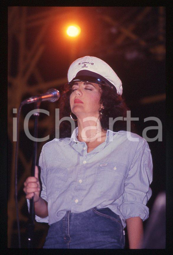 1985 ca ITALIA - MUSICA Marina FIORDALISO Concerto - 35 mm vintage slide (26) Diapositiva d'epoca, in formato 35 mm.CONDIZIONI: GOODE' severamente vietata la riproduzione. Tutti i diritti sono riservati.Nella diapositiva ICharta mette in vendita, sul negozio eBay e in esclusiva sul sito "icharta" il proprio archivio composto da numerose diapositive e negativi fotografici d'epoca, tutti originali e autentici, che attraversano la storia del costume italiano tra gli la fine degli anni Sessanta e Novanta.Si tratta di uno sguardo inedito sull'attualità , la politica, la vita quotidiana, il gossip e la cultura, che fotografa il cambiamento della nazione in quest'ultimo scorcio del XX secolo. Un'occasione unica per il mercato del collezionismo, che vede finalmente disponibile un archivio eccezionale per vastità , tematiche e condizioni, in un settore (il negativo fotografico e la diapositiva) di assoluta novità e dalle interessanti prospettive di investimento.  GOOD/buono   originale e autentica 1