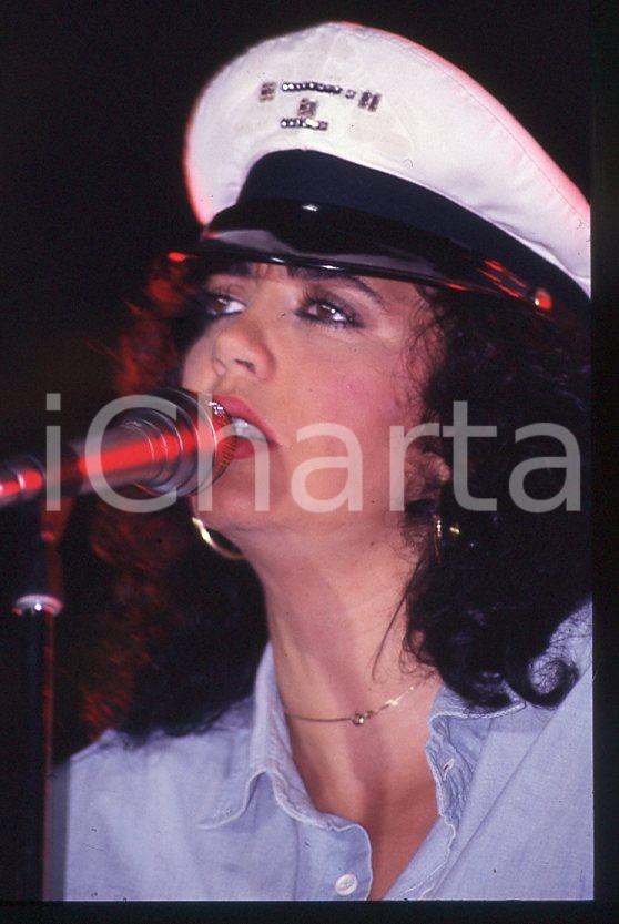 1985 ca ITALIA - MUSICA Marina FIORDALISO Concerto - 35 mm vintage slide (25) Diapositiva d'epoca, in formato 35 mm.CONDIZIONI: GOODE' severamente vietata la riproduzione. Tutti i diritti sono riservati.Nella diapositiva ICharta mette in vendita, sul negozio eBay e in esclusiva sul sito "icharta" il proprio archivio composto da numerose diapositive e negativi fotografici d'epoca, tutti originali e autentici, che attraversano la storia del costume italiano tra gli la fine degli anni Sessanta e Novanta.Si tratta di uno sguardo inedito sull'attualità , la politica, la vita quotidiana, il gossip e la cultura, che fotografa il cambiamento della nazione in quest'ultimo scorcio del XX secolo. Un'occasione unica per il mercato del collezionismo, che vede finalmente disponibile un archivio eccezionale per vastità , tematiche e condizioni, in un settore (il negativo fotografico e la diapositiva) di assoluta novità e dalle interessanti prospettive di investimento.  GOOD/buono   originale e autentica 1