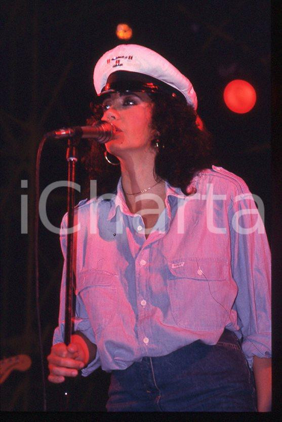 1985 ca ITALIA - MUSICA Marina FIORDALISO Concerto - 35 mm vintage slide (24) Diapositiva d'epoca, in formato 35 mm.CONDIZIONI: GOODE' severamente vietata la riproduzione. Tutti i diritti sono riservati.Nella diapositiva ICharta mette in vendita, sul negozio eBay e in esclusiva sul sito "icharta" il proprio archivio composto da numerose diapositive e negativi fotografici d'epoca, tutti originali e autentici, che attraversano la storia del costume italiano tra gli la fine degli anni Sessanta e Novanta.Si tratta di uno sguardo inedito sull'attualità , la politica, la vita quotidiana, il gossip e la cultura, che fotografa il cambiamento della nazione in quest'ultimo scorcio del XX secolo. Un'occasione unica per il mercato del collezionismo, che vede finalmente disponibile un archivio eccezionale per vastità , tematiche e condizioni, in un settore (il negativo fotografico e la diapositiva) di assoluta novità e dalle interessanti prospettive di investimento.  GOOD/buono   originale e autentica 1