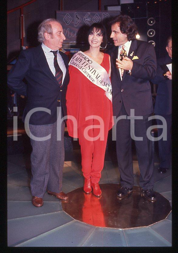 1995 ca MUSICA Marina FIORDALISO Lady Festival Sanremo - 35 mm vintage slide Diapositiva d'epoca, in formato 35 mm.CONDIZIONI: GOODE' severamente vietata la riproduzione. Tutti i diritti sono riservati.Nella diapositiva ICharta mette in vendita, sul negozio eBay e in esclusiva sul sito "icharta" il proprio archivio composto da numerose diapositive e negativi fotografici d'epoca, tutti originali e autentici, che attraversano la storia del costume italiano tra gli la fine degli anni Sessanta e Novanta.Si tratta di uno sguardo inedito sull'attualità , la politica, la vita quotidiana, il gossip e la cultura, che fotografa il cambiamento della nazione in quest'ultimo scorcio del XX secolo. Un'occasione unica per il mercato del collezionismo, che vede finalmente disponibile un archivio eccezionale per vastità , tematiche e condizioni, in un settore (il negativo fotografico e la diapositiva) di assoluta novità e dalle interessanti prospettive di investimento.  GOOD/buono   originale e autentica 1