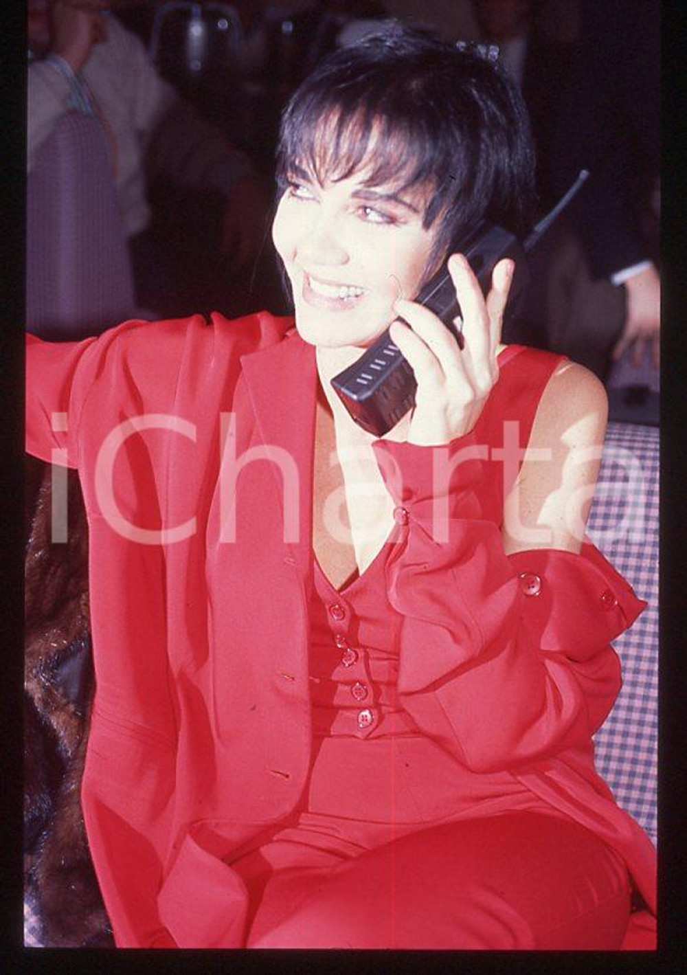 1995 ca ITALIA - MUSICA Marina FIORDALISO - 35 mm vintage slide (2) Diapositiva d'epoca, in formato 35 mm.CONDIZIONI: GOODE' severamente vietata la riproduzione. Tutti i diritti sono riservati.Nella diapositiva ICharta mette in vendita, sul negozio eBay e in esclusiva sul sito "icharta" il proprio archivio composto da numerose diapositive e negativi fotografici d'epoca, tutti originali e autentici, che attraversano la storia del costume italiano tra gli la fine degli anni Sessanta e Novanta.Si tratta di uno sguardo inedito sull'attualità , la politica, la vita quotidiana, il gossip e la cultura, che fotografa il cambiamento della nazione in quest'ultimo scorcio del XX secolo. Un'occasione unica per il mercato del collezionismo, che vede finalmente disponibile un archivio eccezionale per vastità , tematiche e condizioni, in un settore (il negativo fotografico e la diapositiva) di assoluta novità e dalle interessanti prospettive di investimento.  GOOD/buono   originale e autentica 1