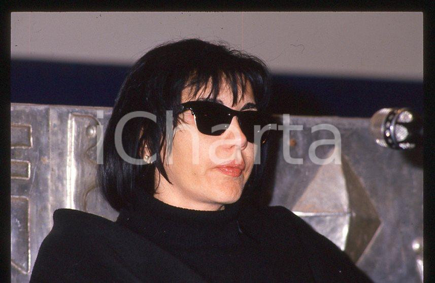 1995 ca ITALIA MUSICA Marina FIORDALISO - 35 mm vintage slide (9) Diapositiva d'epoca, in formato 35 mm.CONDIZIONI: GOODE' severamente vietata la riproduzione. Tutti i diritti sono riservati.Nella diapositiva ICharta mette in vendita, sul negozio eBay e in esclusiva sul sito "icharta" il proprio archivio composto da numerose diapositive e negativi fotografici d'epoca, tutti originali e autentici, che attraversano la storia del costume italiano tra gli la fine degli anni Sessanta e Novanta.Si tratta di uno sguardo inedito sull'attualità , la politica, la vita quotidiana, il gossip e la cultura, che fotografa il cambiamento della nazione in quest'ultimo scorcio del XX secolo. Un'occasione unica per il mercato del collezionismo, che vede finalmente disponibile un archivio eccezionale per vastità , tematiche e condizioni, in un settore (il negativo fotografico e la diapositiva) di assoluta novità e dalle interessanti prospettive di investimento.   GOOD/buono   originale e autentica 1