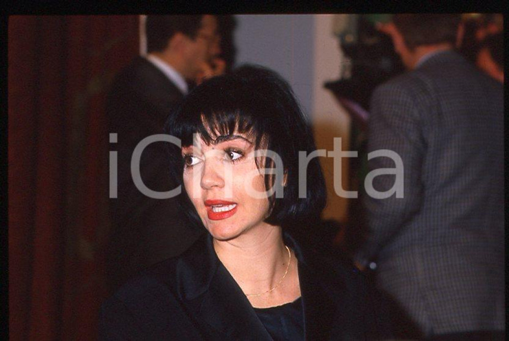 1995 ca ITALIA - MUSICA Marina FIORDALISO - 35 mm vintage slide (13) Diapositiva d'epoca, in formato 35 mm.CONDIZIONI: GOODE' severamente vietata la riproduzione. Tutti i diritti sono riservati.Nella diapositiva ICharta mette in vendita, sul negozio eBay e in esclusiva sul sito "icharta" il proprio archivio composto da numerose diapositive e negativi fotografici d'epoca, tutti originali e autentici, che attraversano la storia del costume italiano tra gli la fine degli anni Sessanta e Novanta.Si tratta di uno sguardo inedito sull'attualità , la politica, la vita quotidiana, il gossip e la cultura, che fotografa il cambiamento della nazione in quest'ultimo scorcio del XX secolo. Un'occasione unica per il mercato del collezionismo, che vede finalmente disponibile un archivio eccezionale per vastità , tematiche e condizioni, in un settore (il negativo fotografico e la diapositiva) di assoluta novità e dalle interessanti prospettive di investimento.  GOOD/buono   originale e autentica 1