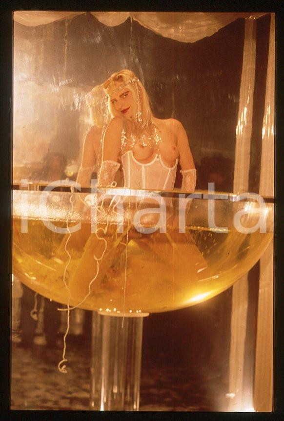 1980 ca CICCIOLINA Ilona STALLER Coppa di champagne  - 35 mm vintage slide Diapositiva d'epoca, in formato 35 mm.CONDIZIONI: GOODE' severamente vietata la riproduzione. Tutti i diritti sono riservati.Nella diapositiva ICharta mette in vendita, sul negozio eBay e in esclusiva sul sito "icharta" il proprio archivio composto da numerose diapositive e negativi fotografici d'epoca, tutti originali e autentici, che attraversano la storia del costume italiano tra gli la fine degli anni Sessanta e Novanta.Si tratta di uno sguardo inedito sull'attualità , la politica, la vita quotidiana, il gossip e la cultura, che fotografa il cambiamento della nazione in quest'ultimo scorcio del XX secolo. Un'occasione unica per il mercato del collezionismo, che vede finalmente disponibile un archivio eccezionale per vastità , tematiche e condizioni, in un settore (il negativo fotografico e la diapositiva) di assoluta novità e dalle interessanti prospettive di investimento.  GOOD/buono   originale e autentica 1