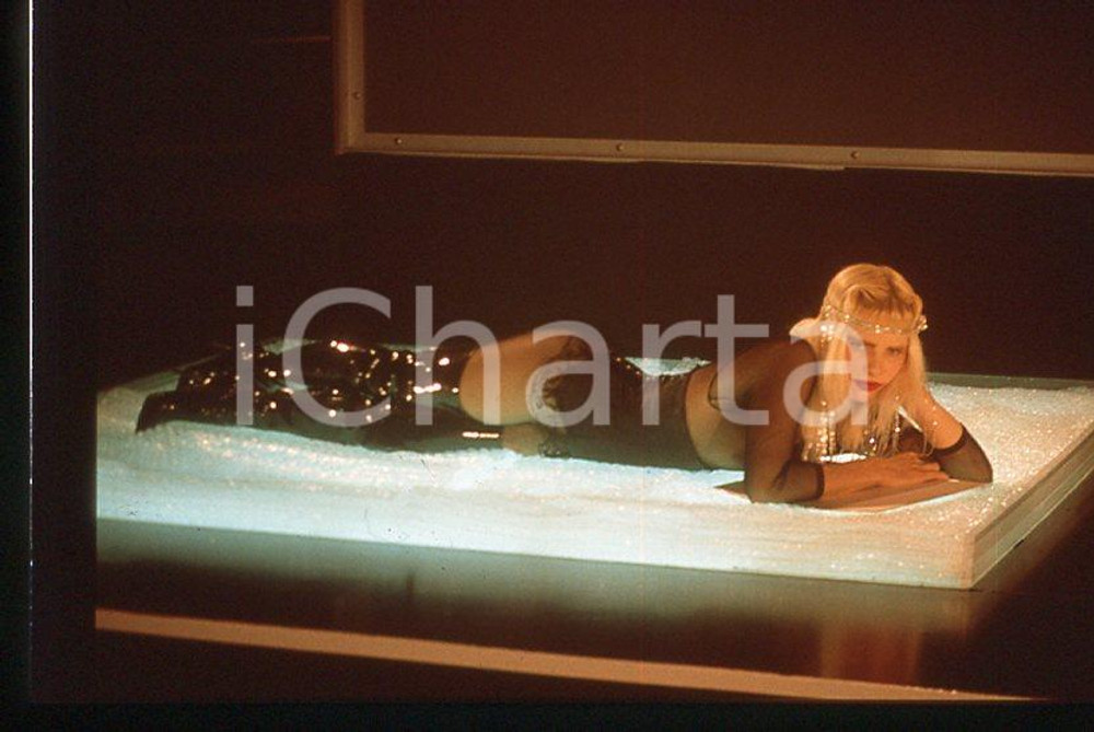 1980 ca CICCIOLINA Ilona STALLER - 35 mm vintage slide (1) Diapositiva d'epoca, in formato 35 mm.CONDIZIONI: GOODE' severamente vietata la riproduzione. Tutti i diritti sono riservati.Nella diapositiva ICharta mette in vendita, sul negozio eBay e in esclusiva sul sito "icharta" il proprio archivio composto da numerose diapositive e negativi fotografici d'epoca, tutti originali e autentici, che attraversano la storia del costume italiano tra gli la fine degli anni Sessanta e Novanta.Si tratta di uno sguardo inedito sull'attualità , la politica, la vita quotidiana, il gossip e la cultura, che fotografa il cambiamento della nazione in quest'ultimo scorcio del XX secolo. Un'occasione unica per il mercato del collezionismo, che vede finalmente disponibile un archivio eccezionale per vastità , tematiche e condizioni, in un settore (il negativo fotografico e la diapositiva) di assoluta novità e dalle interessanti prospettive di investimento.  GOOD/buono   originale e autentica 1