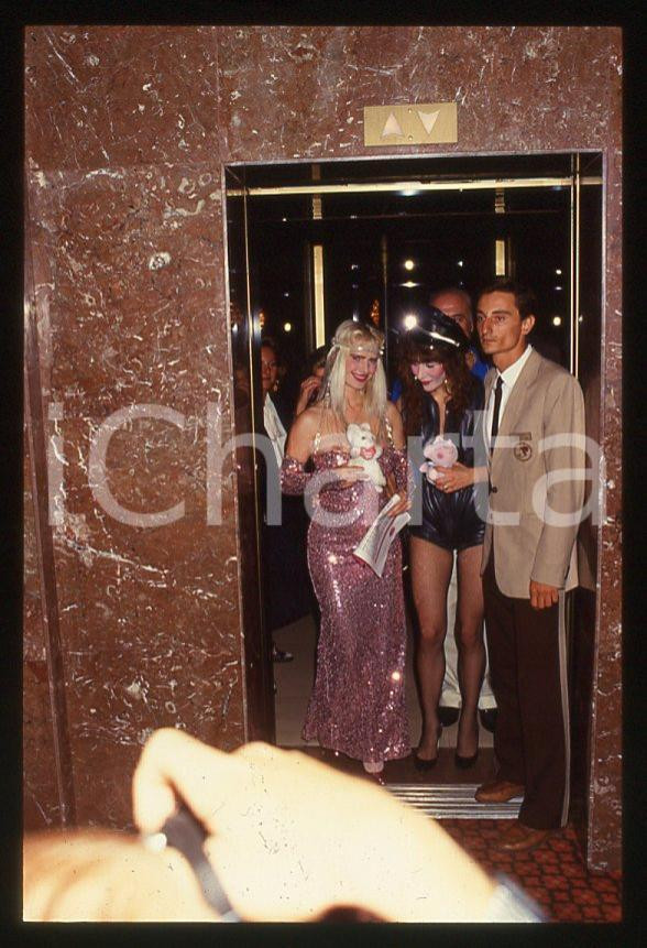 1980 ca CICCIOLINA Ilona STALLER - RAMBA Ileana CARISIO - 35 mm vintage slide 2 Diapositiva d'epoca, in formato 35 mm.CONDIZIONI: GOODE' severamente vietata la riproduzione. Tutti i diritti sono riservati.Nella diapositiva ICharta mette in vendita, sul negozio eBay e in esclusiva sul sito "icharta" il proprio archivio composto da numerose diapositive e negativi fotografici d'epoca, tutti originali e autentici, che attraversano la storia del costume italiano tra gli la fine degli anni Sessanta e Novanta.Si tratta di uno sguardo inedito sull'attualità , la politica, la vita quotidiana, il gossip e la cultura, che fotografa il cambiamento della nazione in quest'ultimo scorcio del XX secolo. Un'occasione unica per il mercato del collezionismo, che vede finalmente disponibile un archivio eccezionale per vastità , tematiche e condizioni, in un settore (il negativo fotografico e la diapositiva) di assoluta novità e dalle interessanti prospettive di investimento.  GOOD/buono   originale e autentica 1