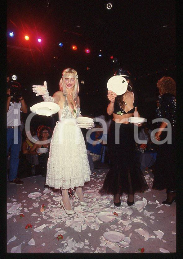 1980 ca CICCIOLINA Ilona STALLER - RAMBA Ileana CARISIO - 35 mm vintage slide 8 Diapositiva d'epoca, in formato 35 mm.CONDIZIONI: GOODE' severamente vietata la riproduzione. Tutti i diritti sono riservati.Nella diapositiva ICharta mette in vendita, sul negozio eBay e in esclusiva sul sito "icharta" il proprio archivio composto da numerose diapositive e negativi fotografici d'epoca, tutti originali e autentici, che attraversano la storia del costume italiano tra gli la fine degli anni Sessanta e Novanta.Si tratta di uno sguardo inedito sull'attualità , la politica, la vita quotidiana, il gossip e la cultura, che fotografa il cambiamento della nazione in quest'ultimo scorcio del XX secolo. Un'occasione unica per il mercato del collezionismo, che vede finalmente disponibile un archivio eccezionale per vastità , tematiche e condizioni, in un settore (il negativo fotografico e la diapositiva) di assoluta novità e dalle interessanti prospettive di investimento.   GOOD/buono   originale e autentica 1