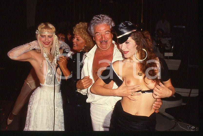 1980 ca CICCIOLINA Ilona STALLER - RAMBA - M. LEFAKIS - 35 mm vintage slide 9 Diapositiva d'epoca, in formato 35 mm.CONDIZIONI: GOODE' severamente vietata la riproduzione. Tutti i diritti sono riservati.Nella diapositiva ICharta mette in vendita, sul negozio eBay e in esclusiva sul sito "icharta" il proprio archivio composto da numerose diapositive e negativi fotografici d'epoca, tutti originali e autentici, che attraversano la storia del costume italiano tra gli la fine degli anni Sessanta e Novanta.Si tratta di uno sguardo inedito sull'attualità , la politica, la vita quotidiana, il gossip e la cultura, che fotografa il cambiamento della nazione in quest'ultimo scorcio del XX secolo. Un'occasione unica per il mercato del collezionismo, che vede finalmente disponibile un archivio eccezionale per vastità , tematiche e condizioni, in un settore (il negativo fotografico e la diapositiva) di assoluta novità e dalle interessanti prospettive di investimento.  GOOD/buono   originale e autentica 1