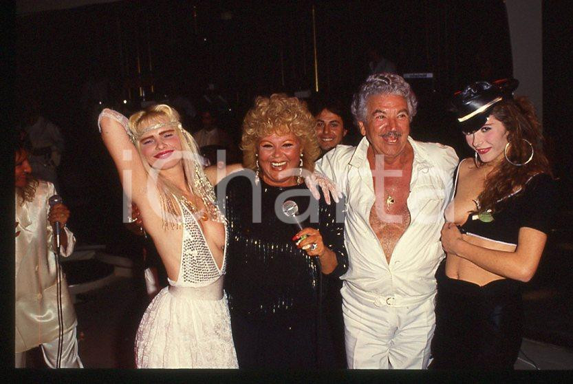 1980 ca CICCIOLINA Ilona STALLER - RAMBA - M. LEFAKIS - 35 mm vintage slide 8 Diapositiva d'epoca, in formato 35 mm.CONDIZIONI: GOODE' severamente vietata la riproduzione. Tutti i diritti sono riservati.Nella diapositiva ICharta mette in vendita, sul negozio eBay e in esclusiva sul sito "icharta" il proprio archivio composto da numerose diapositive e negativi fotografici d'epoca, tutti originali e autentici, che attraversano la storia del costume italiano tra gli la fine degli anni Sessanta e Novanta.Si tratta di uno sguardo inedito sull'attualità , la politica, la vita quotidiana, il gossip e la cultura, che fotografa il cambiamento della nazione in quest'ultimo scorcio del XX secolo. Un'occasione unica per il mercato del collezionismo, che vede finalmente disponibile un archivio eccezionale per vastità , tematiche e condizioni, in un settore (il negativo fotografico e la diapositiva) di assoluta novità e dalle interessanti prospettive di investimento.  GOOD/buono   originale e autentica 1