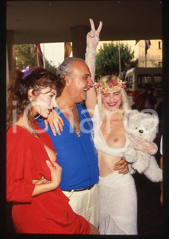 1980 ca CICCIOLINA Ilona STALLER - RAMBA - M. LEFAKIS - 35 mm vintage slide 12 Diapositiva d'epoca, in formato 35 mm.CONDIZIONI: GOODE' severamente vietata la riproduzione. Tutti i diritti sono riservati.Nella diapositiva ICharta mette in vendita, sul negozio eBay e in esclusiva sul sito "icharta" il proprio archivio composto da numerose diapositive e negativi fotografici d'epoca, tutti originali e autentici, che attraversano la storia del costume italiano tra gli la fine degli anni Sessanta e Novanta.Si tratta di uno sguardo inedito sull'attualità , la politica, la vita quotidiana, il gossip e la cultura, che fotografa il cambiamento della nazione in quest'ultimo scorcio del XX secolo. Un'occasione unica per il mercato del collezionismo, che vede finalmente disponibile un archivio eccezionale per vastità , tematiche e condizioni, in un settore (il negativo fotografico e la diapositiva) di assoluta novità e dalle interessanti prospettive di investimento.  GOOD/buono   originale e autentica 1