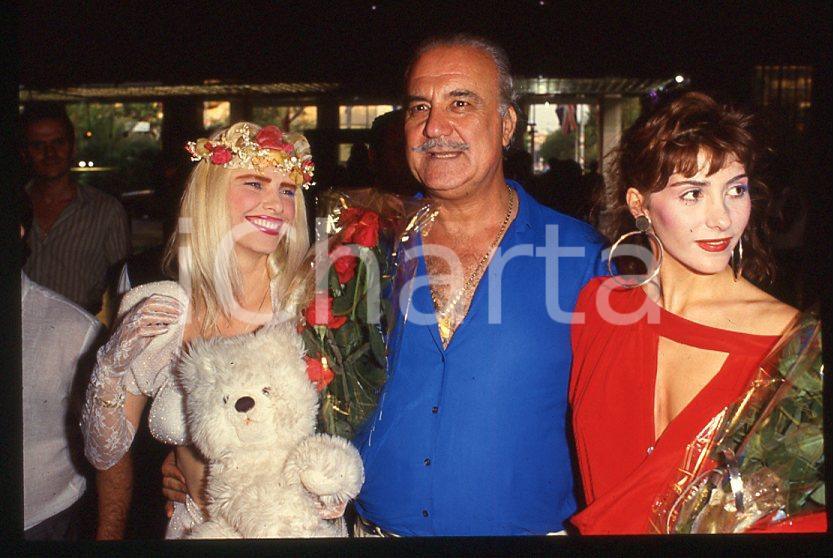 1980 ca CICCIOLINA Ilona STALLER - RAMBA - M. LEFAKIS - 35 mm vintage slide 10 Diapositiva d'epoca, in formato 35 mm.CONDIZIONI: GOODE' severamente vietata la riproduzione. Tutti i diritti sono riservati.Nella diapositiva ICharta mette in vendita, sul negozio eBay e in esclusiva sul sito "icharta" il proprio archivio composto da numerose diapositive e negativi fotografici d'epoca, tutti originali e autentici, che attraversano la storia del costume italiano tra gli la fine degli anni Sessanta e Novanta.Si tratta di uno sguardo inedito sull'attualità , la politica, la vita quotidiana, il gossip e la cultura, che fotografa il cambiamento della nazione in quest'ultimo scorcio del XX secolo. Un'occasione unica per il mercato del collezionismo, che vede finalmente disponibile un archivio eccezionale per vastità , tematiche e condizioni, in un settore (il negativo fotografico e la diapositiva) di assoluta novità e dalle interessanti prospettive di investimento.  GOOD/buono   originale e autentica 1