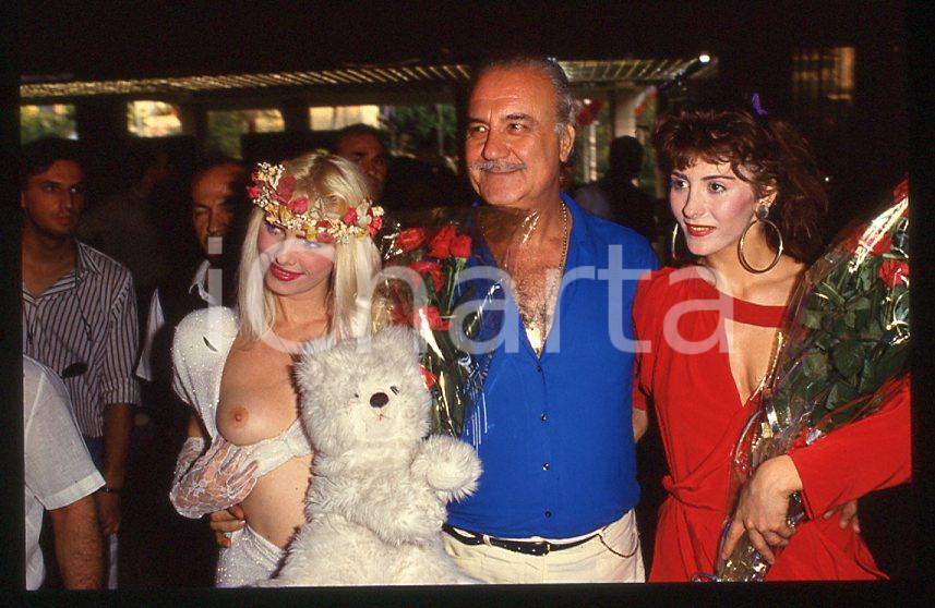 1980 ca CICCIOLINA Ilona STALLER - RAMBA - M. LEFAKIS - 35 mm vintage slide 16 Diapositiva d'epoca, in formato 35 mm.CONDIZIONI: GOODE' severamente vietata la riproduzione. Tutti i diritti sono riservati.Nella diapositiva ICharta mette in vendita, sul negozio eBay e in esclusiva sul sito "icharta" il proprio archivio composto da numerose diapositive e negativi fotografici d'epoca, tutti originali e autentici, che attraversano la storia del costume italiano tra gli la fine degli anni Sessanta e Novanta.Si tratta di uno sguardo inedito sull'attualità , la politica, la vita quotidiana, il gossip e la cultura, che fotografa il cambiamento della nazione in quest'ultimo scorcio del XX secolo. Un'occasione unica per il mercato del collezionismo, che vede finalmente disponibile un archivio eccezionale per vastità , tematiche e condizioni, in un settore (il negativo fotografico e la diapositiva) di assoluta novità e dalle interessanti prospettive di investimento.  GOOD/buono   originale e autentica 1