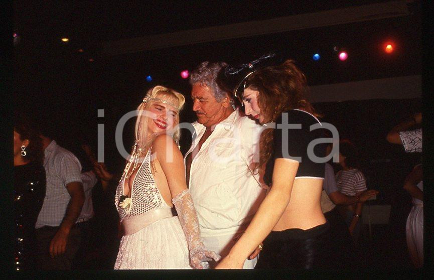 1980 ca CICCIOLINA Ilona STALLER - RAMBA - M. LEFAKIS - 35 mm vintage slide 17 Diapositiva d'epoca, in formato 35 mm.CONDIZIONI: GOODE' severamente vietata la riproduzione. Tutti i diritti sono riservati.Nella diapositiva ICharta mette in vendita, sul negozio eBay e in esclusiva sul sito "icharta" il proprio archivio composto da numerose diapositive e negativi fotografici d'epoca, tutti originali e autentici, che attraversano la storia del costume italiano tra gli la fine degli anni Sessanta e Novanta.Si tratta di uno sguardo inedito sull'attualità , la politica, la vita quotidiana, il gossip e la cultura, che fotografa il cambiamento della nazione in quest'ultimo scorcio del XX secolo. Un'occasione unica per il mercato del collezionismo, che vede finalmente disponibile un archivio eccezionale per vastità , tematiche e condizioni, in un settore (il negativo fotografico e la diapositiva) di assoluta novità e dalle interessanti prospettive di investimento.  GOOD/buono   originale e autentica 1