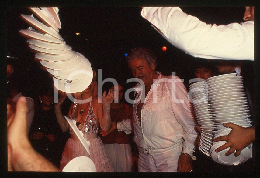 1980 ca CICCIOLINA Ilona STALLER - M. LEFAKIS - 35 mm vintage slide (3) Diapositiva d'epoca, in formato 35 mm.CONDIZIONI: GOODE' severamente vietata la riproduzione. Tutti i diritti sono riservati.Nella diapositiva ICharta mette in vendita, sul negozio eBay e in esclusiva sul sito "icharta" il proprio archivio composto da numerose diapositive e negativi fotografici d'epoca, tutti originali e autentici, che attraversano la storia del costume italiano tra gli la fine degli anni Sessanta e Novanta.Si tratta di uno sguardo inedito sull'attualità , la politica, la vita quotidiana, il gossip e la cultura, che fotografa il cambiamento della nazione in quest'ultimo scorcio del XX secolo. Un'occasione unica per il mercato del collezionismo, che vede finalmente disponibile un archivio eccezionale per vastità , tematiche e condizioni, in un settore (il negativo fotografico e la diapositiva) di assoluta novità e dalle interessanti prospettive di investimento.  GOOD/buono   originale e autentica 1