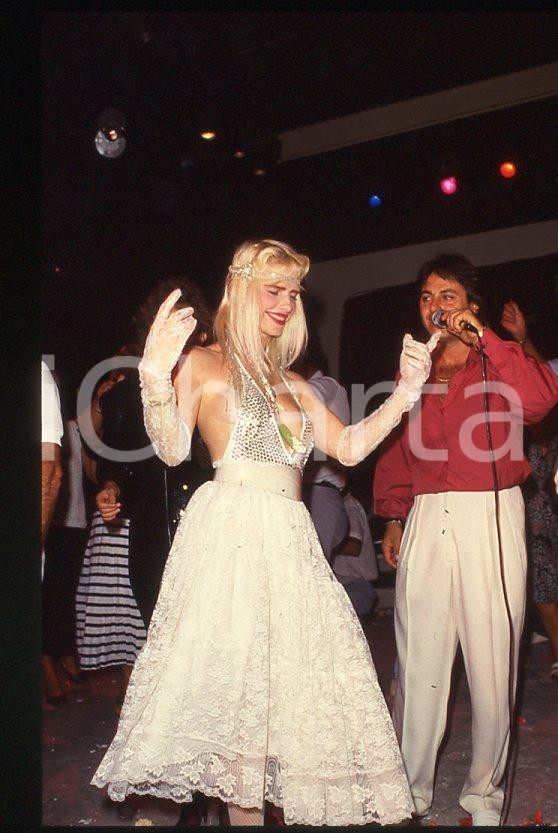 1980 ca CICCIOLINA Ilona STALLER - 35 mm vintage slide (7) Diapositiva d'epoca, in formato 35 mm.CONDIZIONI: GOODE' severamente vietata la riproduzione. Tutti i diritti sono riservati.Nella diapositiva ICharta mette in vendita, sul negozio eBay e in esclusiva sul sito "icharta" il proprio archivio composto da numerose diapositive e negativi fotografici d'epoca, tutti originali e autentici, che attraversano la storia del costume italiano tra gli la fine degli anni Sessanta e Novanta.Si tratta di uno sguardo inedito sull'attualità , la politica, la vita quotidiana, il gossip e la cultura, che fotografa il cambiamento della nazione in quest'ultimo scorcio del XX secolo. Un'occasione unica per il mercato del collezionismo, che vede finalmente disponibile un archivio eccezionale per vastità , tematiche e condizioni, in un settore (il negativo fotografico e la diapositiva) di assoluta novità e dalle interessanti prospettive di investimento.  GOOD/buono   originale e autentica 1